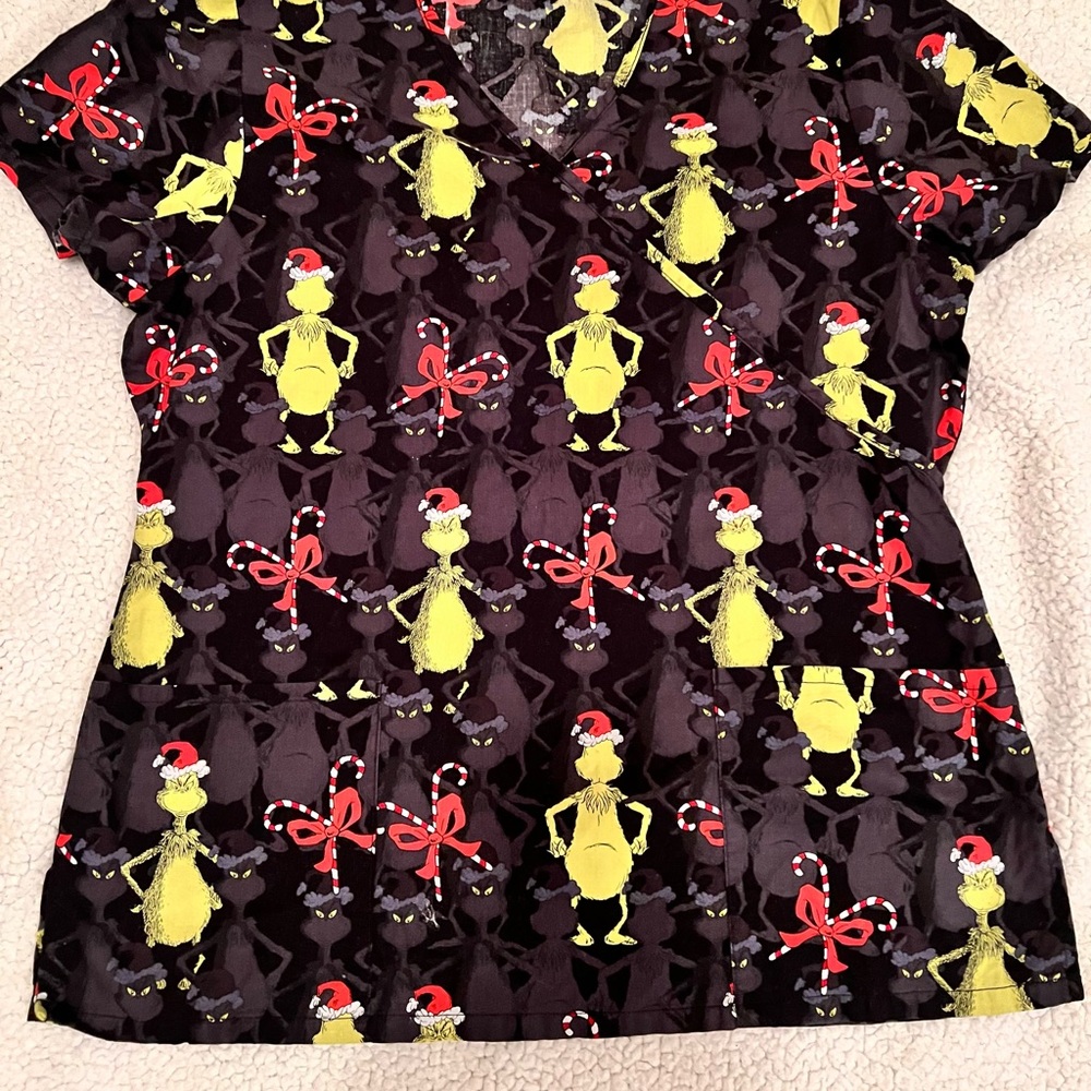 NURSING SCRUB TOP ** SIZE MEDIUM **